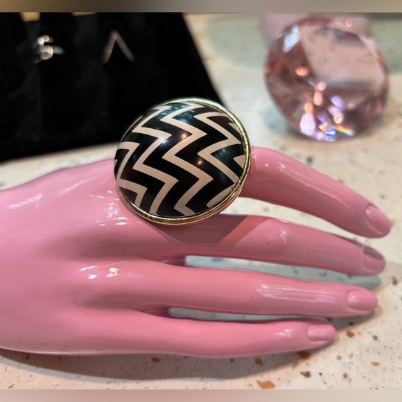 Round Circle‎ Chevron Pattern Statement Ring - Picture 3 of 7